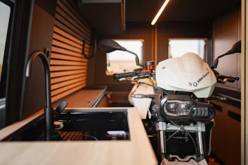 Sprinter L2H2: Vestavba podřízená přepravě motorky, kol a pohodlí na cestách