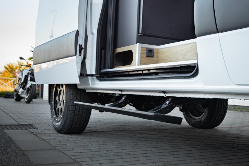 Plně automatický schod - Levé posuvné dveře - Ford Custom od 2024