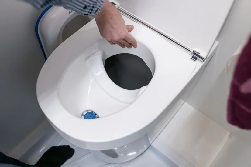  Klapky se automaticky otevřou, když si sednete na toaletu
